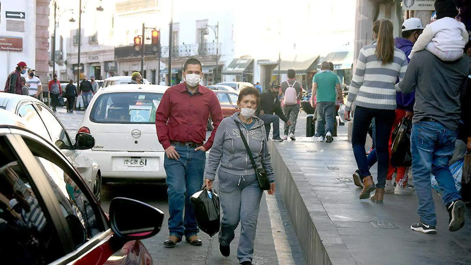 Personas portando cubrebocas en el centro de la ciudad de Zacatecas